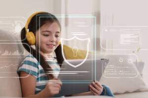 Bambina connessa ad internet