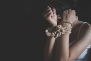 ragazza con le mani legate
