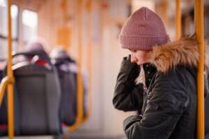 ragazza pensierosa su un bus