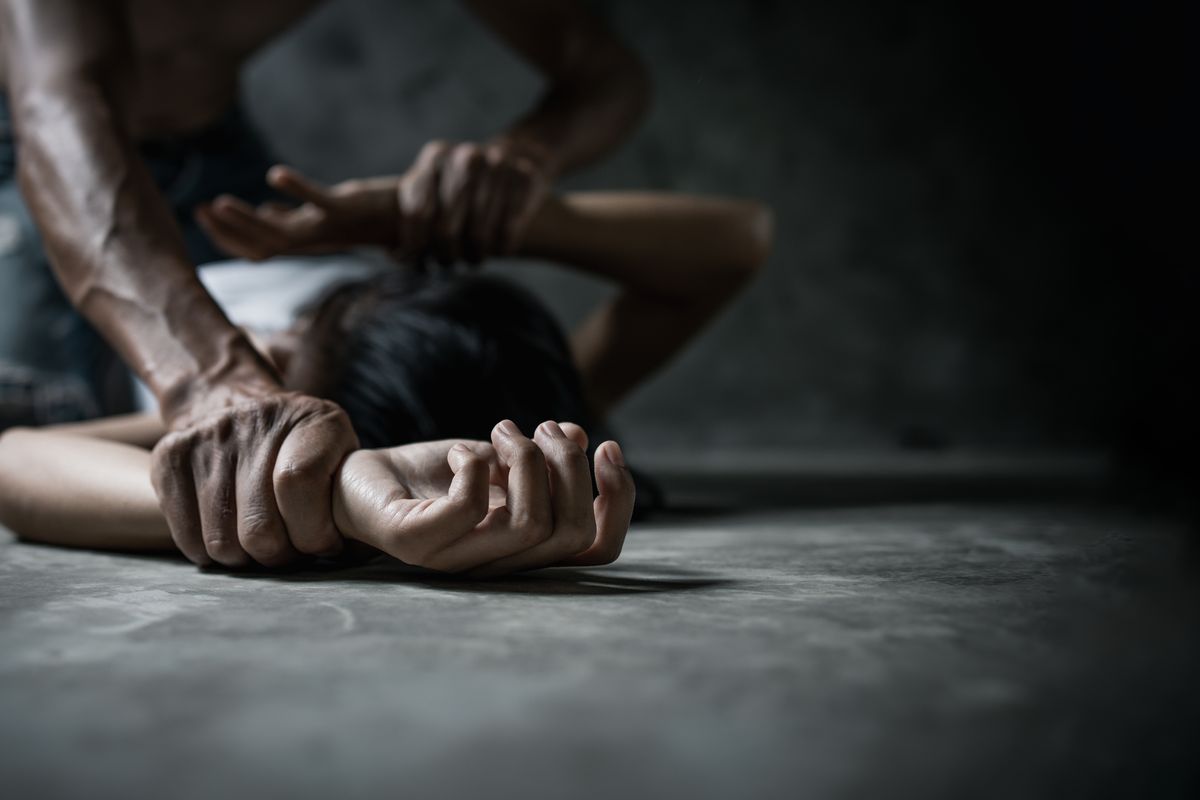 aggressione di un uomo ai danni di una donna