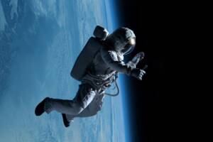 Un astronauta fluttua nello spazio nelle vicinanze della Terra