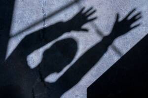 ombra di persona spaventata