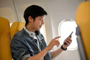Un passeggero in aereo con il cellulare