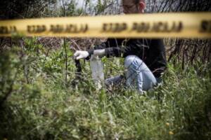 scena del crimine con pistola