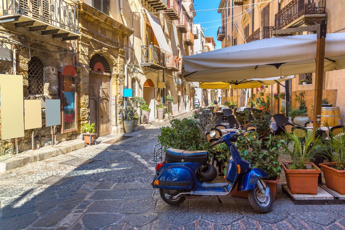 Strada paese Italia Vespa moto