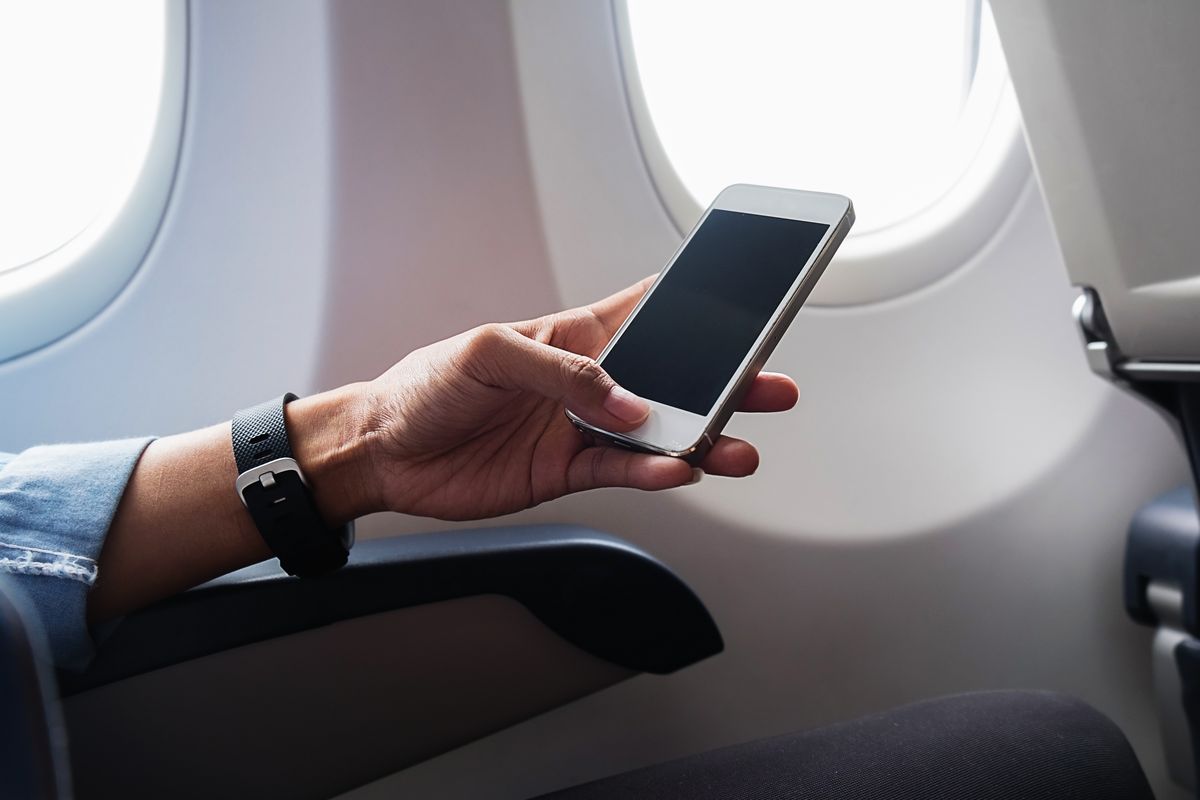 Un cellulare usato in volo