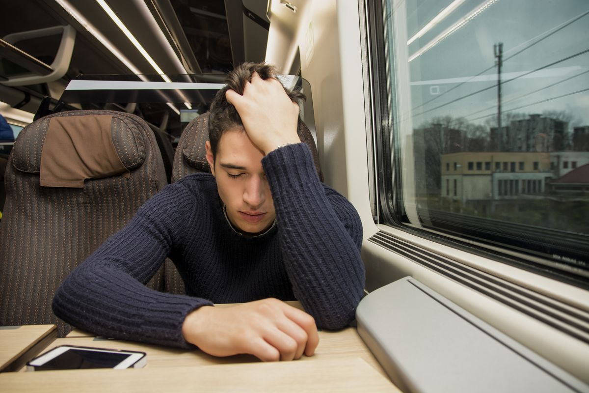 ragazzo su un treno
