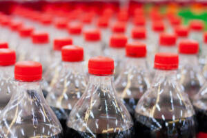 Una bottiglia di plastica con un tappo rosso