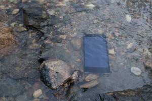 cellulare immerso nell'acqua di un fiume