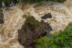 fiume mosso che esonda