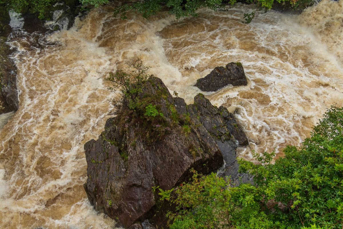 fiume mosso che esonda