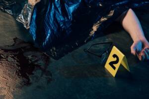 cadavere in un sacco nero nella scena del crimine