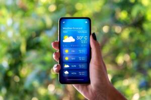 Un telefono con l'applicazione del meteo