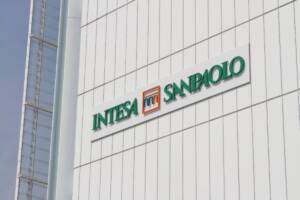 Il logo di Intesa Sanpaolo sul grattacielo, progettato da Renzo Piano
