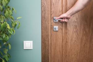 Mano apre porta in legno