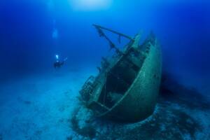 relitto di una barca in fondo al mare