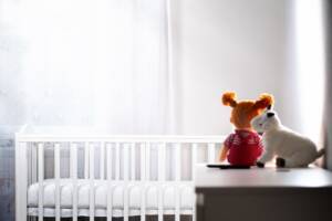 stanza con culla per neonato