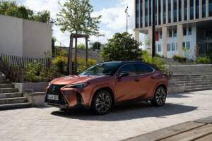 Lexus parcheggiata a bordo strada