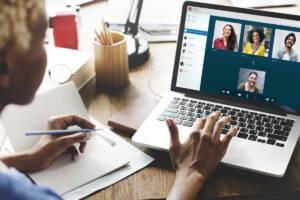 Un computer con una conferenza video di lavoro in corso