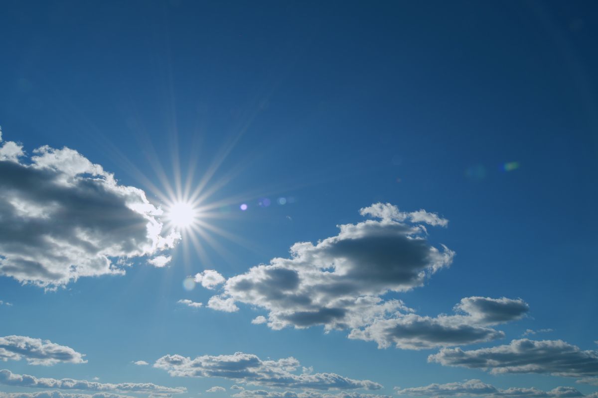 Cielo sereno e sole splendente