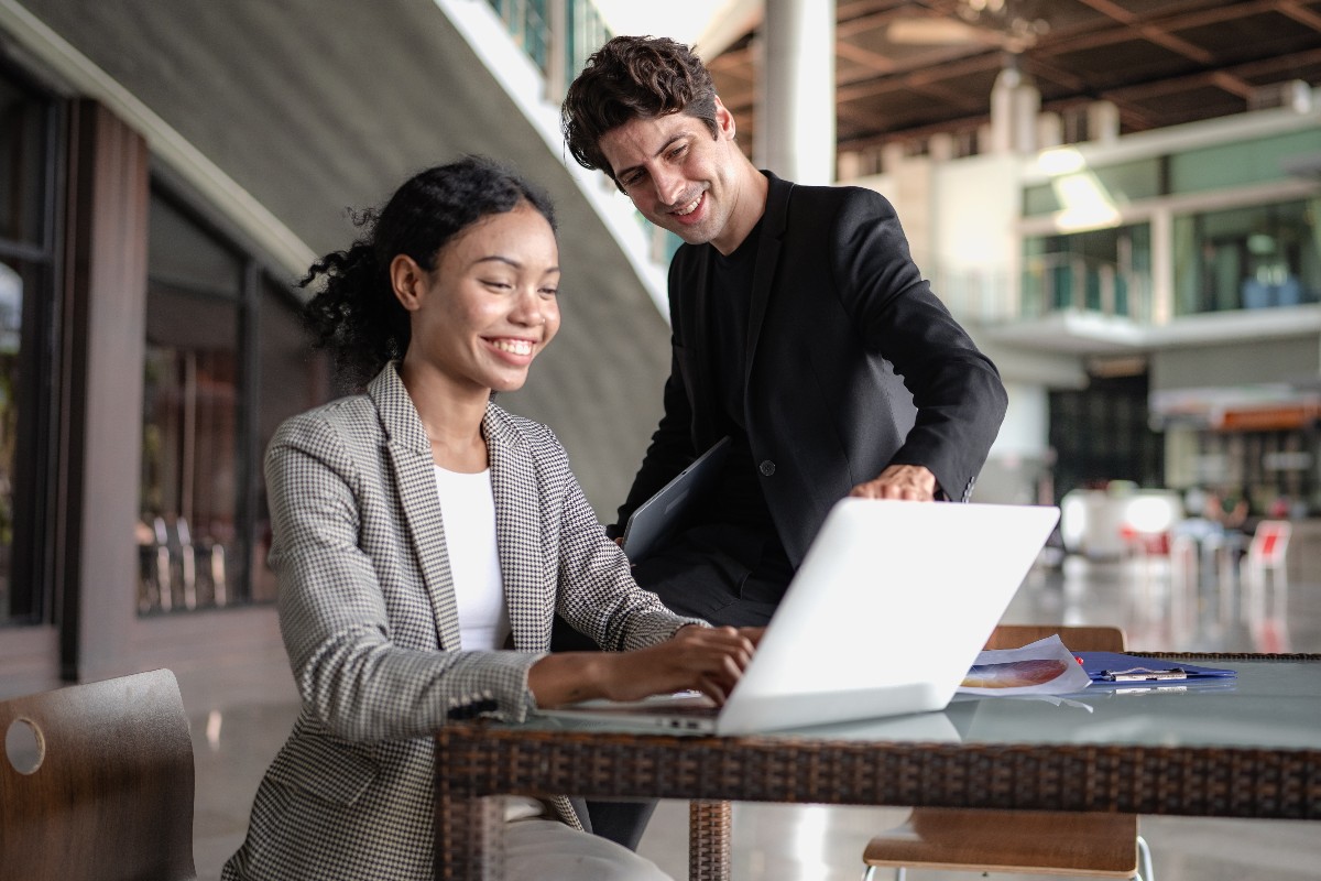 Ragazzo e ragazza lavorano al computer