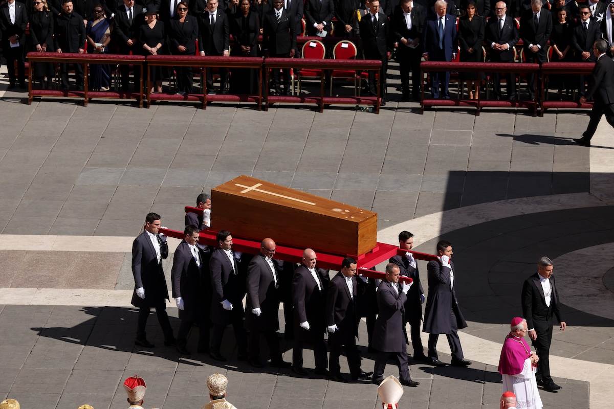 I portantini trasportano la bara durante il funerale di Papa Francesco