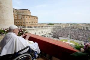 Bergoglio in sedia a rotelle