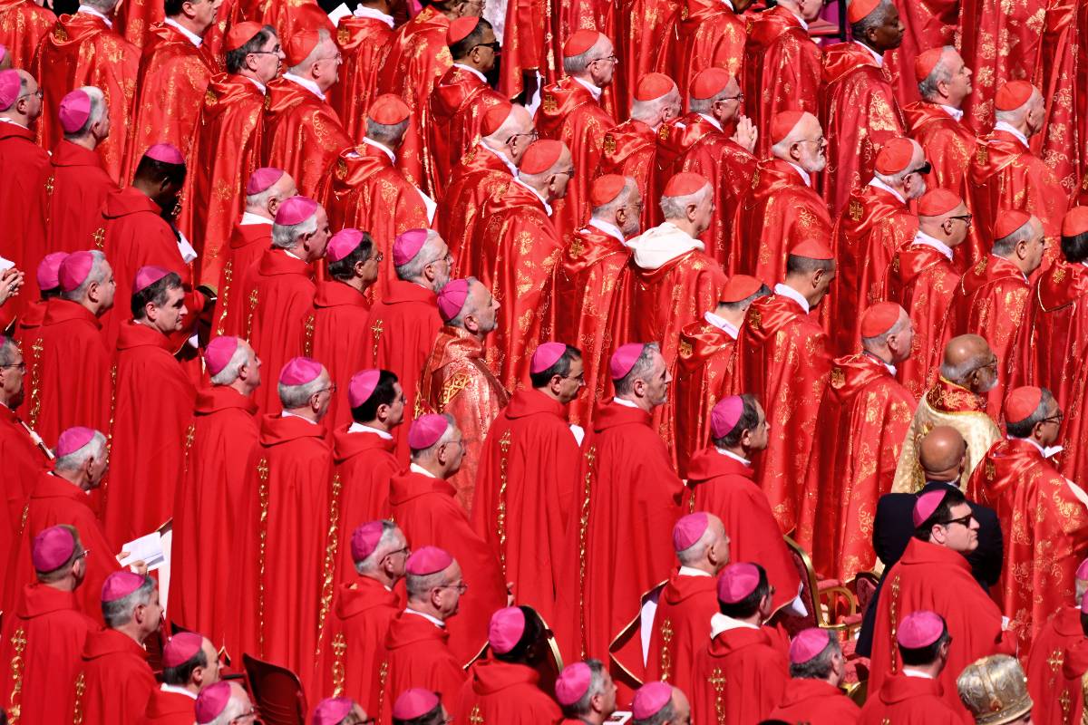 Primo piano sui cardinali alla cerimonia funebre in San Pietro di Papa Francesco