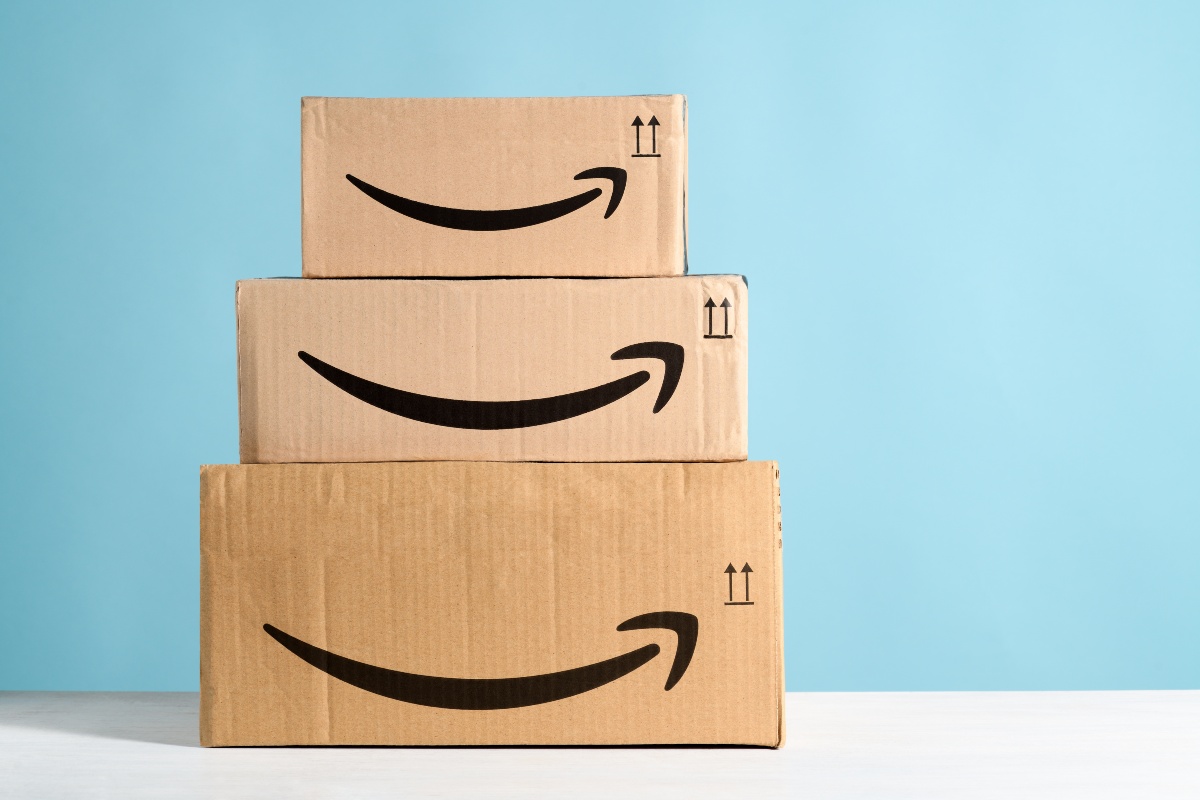 Una piramide di pacchi con il logo Amazon