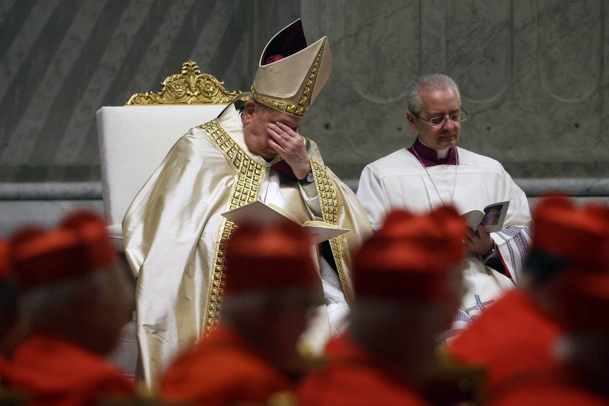 Papa Francesco insieme ai cardinali