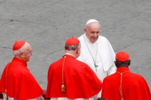 cardinali insieme a Papa Francesco