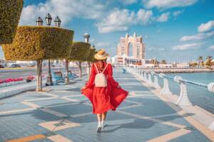Ragazza cammina ad Abu Dhabi