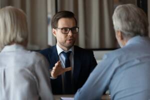 Anziani ricevono consulenza legale in ufficio