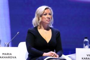Maria Zakharova seduta su una sedia ad un evento a San Pietroburgo