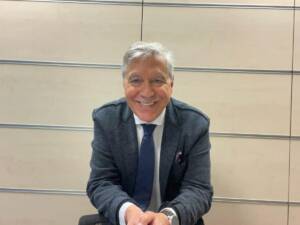 Franco Ferraro in abito grigio