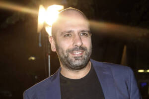 il comico e attore Checco Zalonje sorridente
