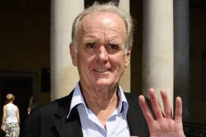 Giovanni Cobolli Gigli saluta con la mano