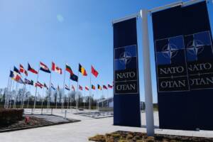 quartier generale della NATO con le bandiere