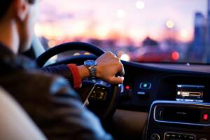 Un ragazzo alla guida della sua auto.