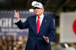 Il Presidente Donald Trump in visita alla base navale di Yokosuka a bordo della portaerei USS George Washington.