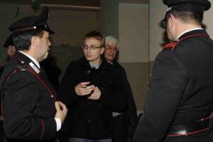 Alberto Stasi affiancato dai carabinieri