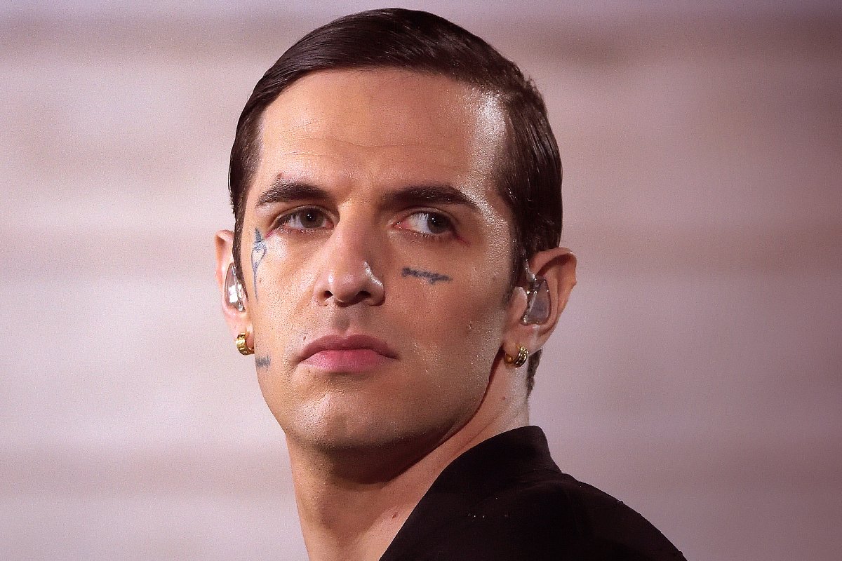 un primo piano del cantante Achille Lauro