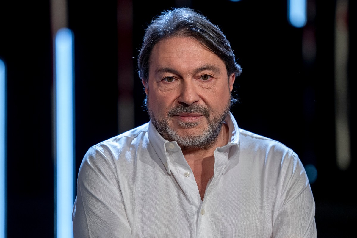 il conduttore di Report Sigfrido Ranucci con uno sfondo scuro