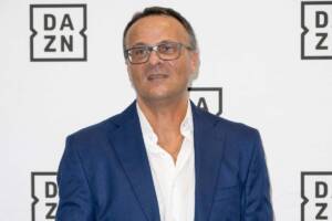 l'ex arbitro Luca Marelli con la giacca
