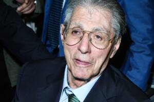primo piano di Umberto Bossi con gli occhiali da vista