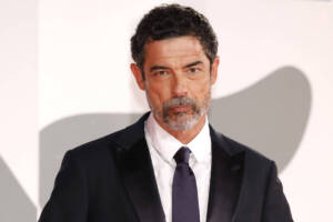 Alessandro Gassmann in abito elegante nero