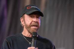 primo piano di Chuck Norris con un cappellino