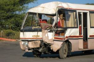 un bus vittima di un incidente stradale