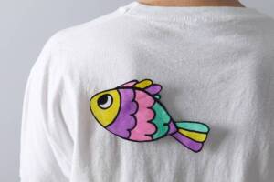 un pesce d'aprile appeso su una maglietta