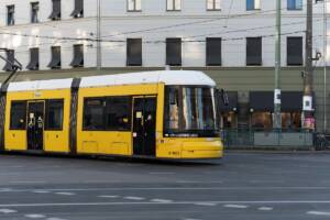 un tram giallo cammina in città